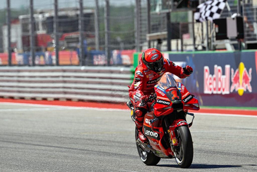 Pese a la caída en la carrera principal, Bagnaia ganó al sprint contundentemente.
