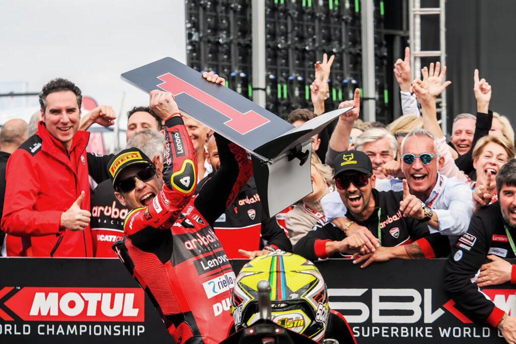 Álvaro Bautista gana las tres carreras de WSBK disputadas durante el fin de semana en Assen.