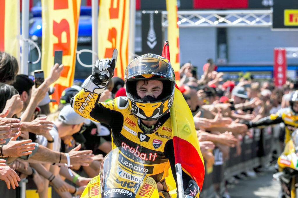 Álvaro Bautista entrando al parking cerrado luciendo el diseño especial amarillo de Ducati
