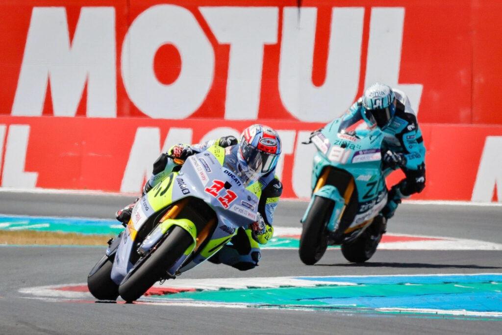 Matteo Ferrari siendo perseguido por Jordi Torres, quien finalizó segundo en las dos carreras
