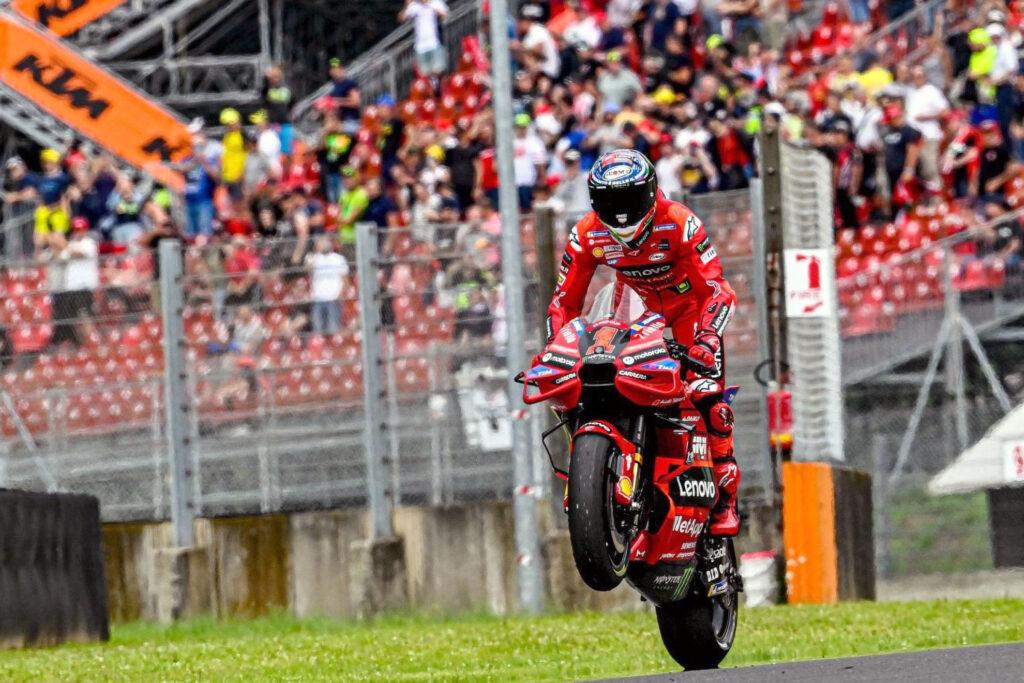 Pecco Bagnaia haciendo un caballito frente a la afición italiana