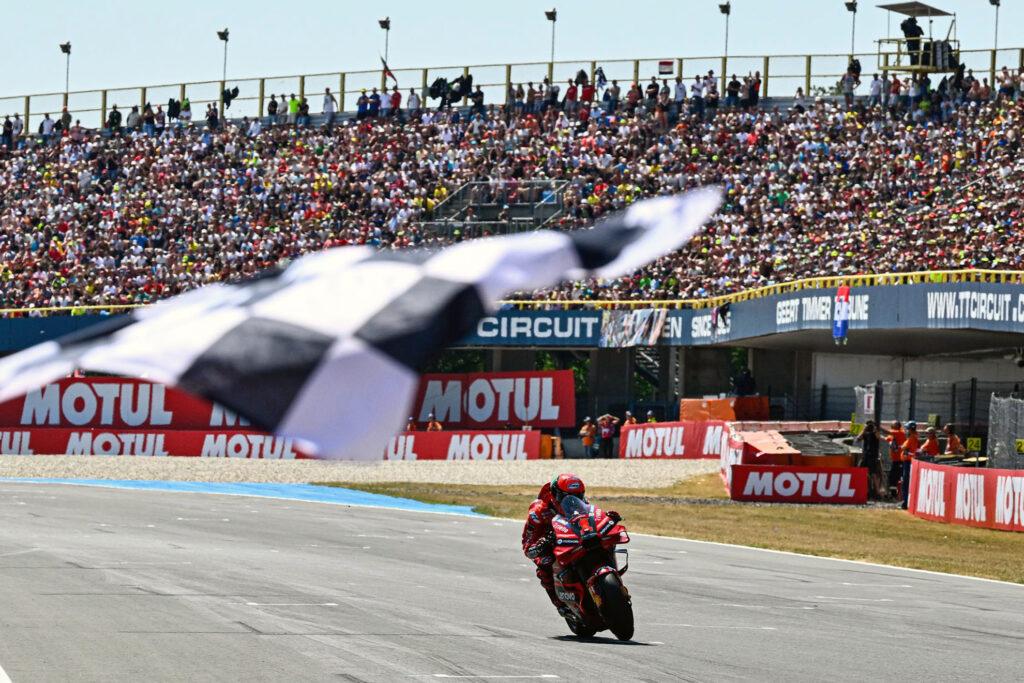 Bagnaia cruzando meta