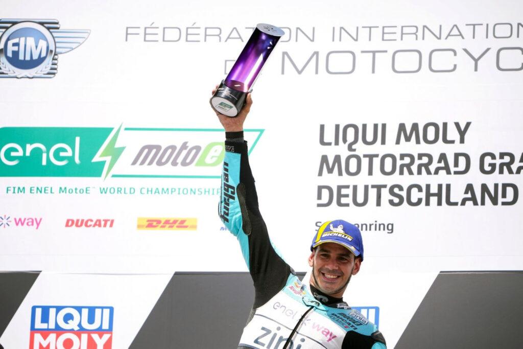 Jordi Torres, celebrando su victoria en la carrera uno por todo lo alto en el podio