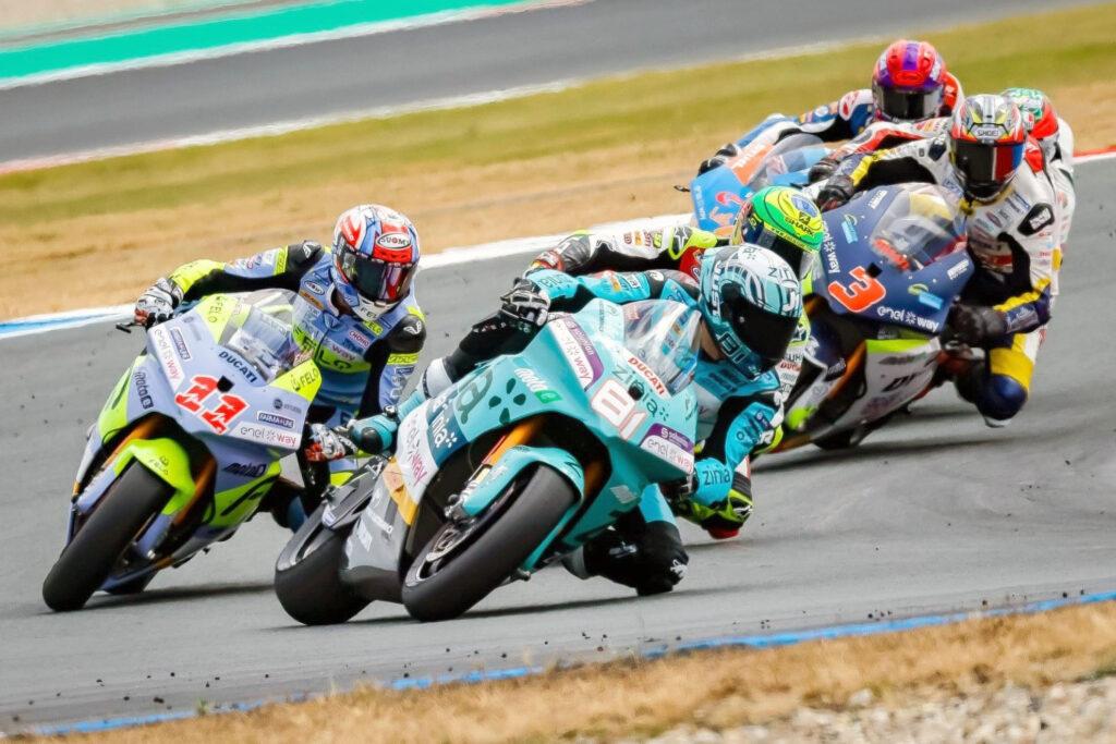 Jordi Torres en cabeza tirando de todos durante los primeros compases de carrera