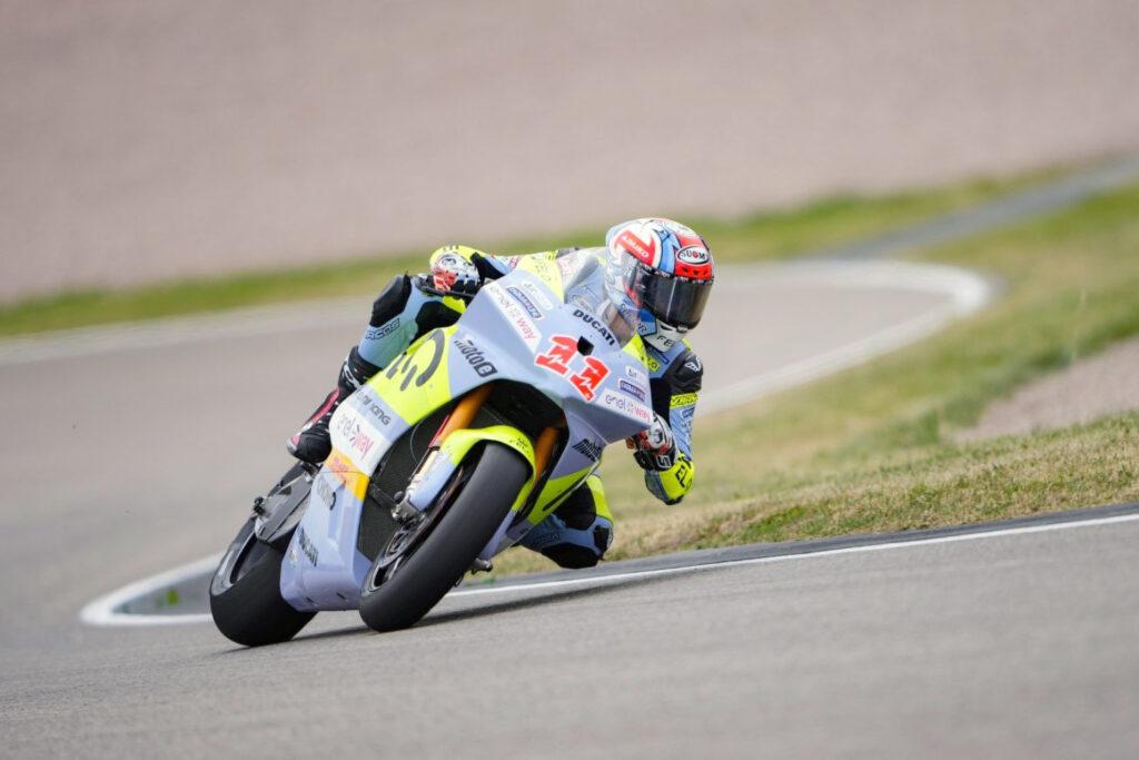Matteo Ferrari tomando una curva con estilo con la pesada Ducati V21L