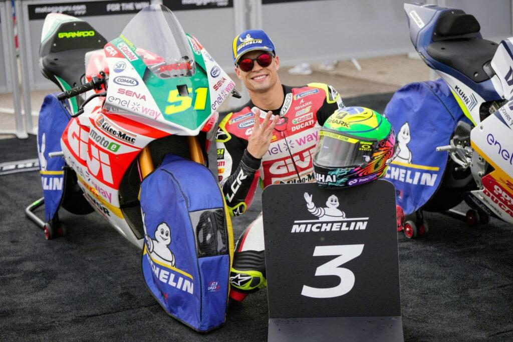 Eric Granado posando y feliz por la consecución del tercer mejor tiempo del clasificatorio