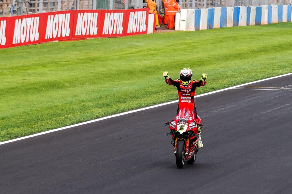 Álvaro Bautista ganó las dos carreras largas en el histórico circuito británico de Donington Park.