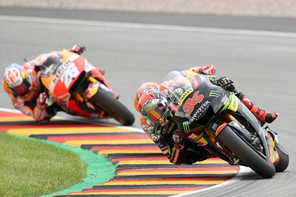 Una era anterior a los dispositivos de altura y los alerones con efecto suelo. Folger lidera el GP de Alemania de 2017 perseguido por Marc Márquez y Dani Pedrosa.