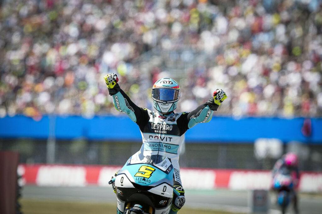 Jaume Masià celebrando su última victoria hasta la fecha. El español ganó saliendo desde la octava posición en Assen y se colocó a dieciséis puntos del líder del mundial.