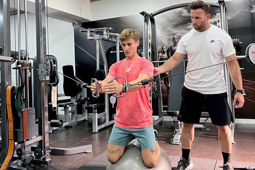 Carlos Iborra sacando el máximo de Jaume Masià en el `Centro Deportivo Carlos Iborra´.