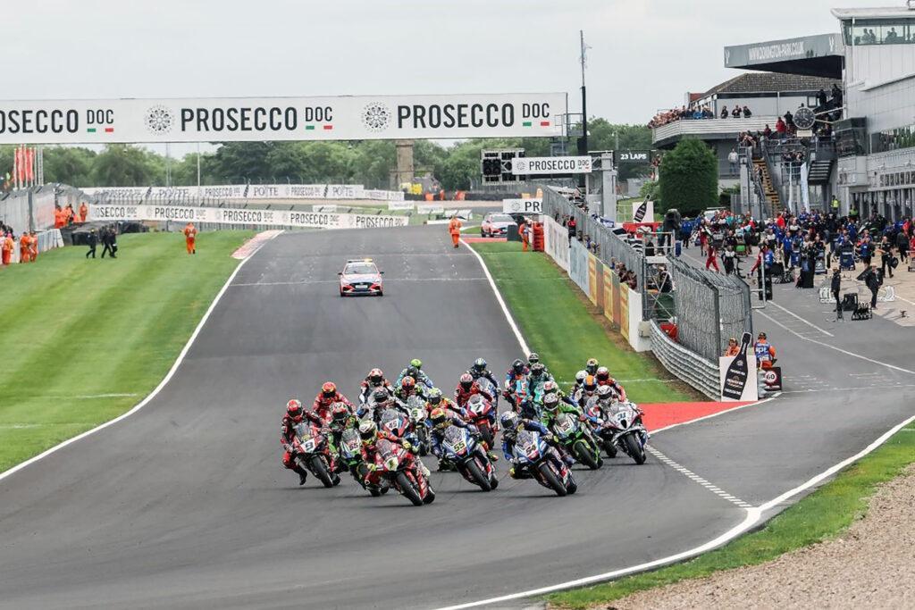Salida de la carrera dos, la cual tuvo que ser detenida por un grave incidente en el que se vieron implicados Michael Ruben Rinaldi, Loris Baz y Tom Sykes.