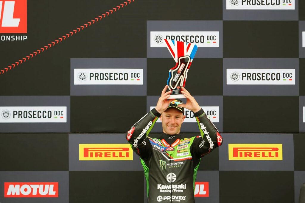 Jonathan Rea, sonriente posando con el trofeo de tercer clasificado en la carrera uno. El ansiado podio número 250 de Rea le sitúa muy por encima del segundo en el ranking histórico, Troy Corser (130).