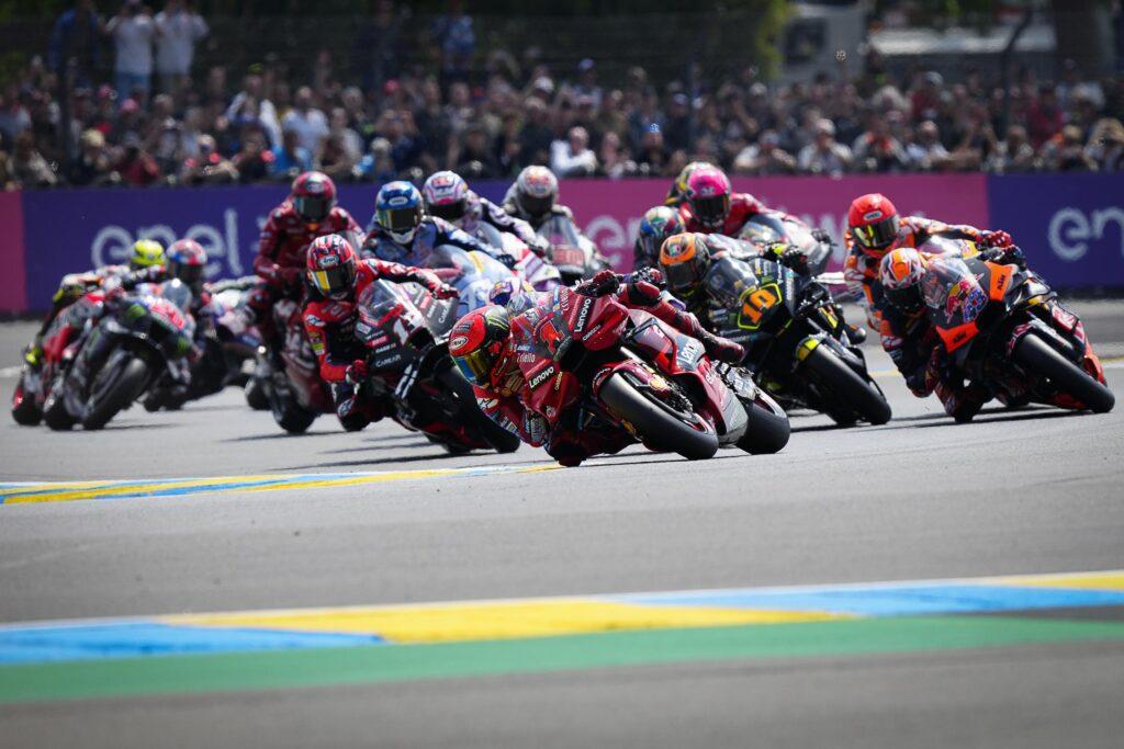 Márquez en Le Mans (a la derecha, detrás de Miller). El piloto español y su montura japonesa intentan hacerse un sitio entre una armada europea de motos de Ducati, Aprilia y KTM. Al fondo, la mejor Yamaha.