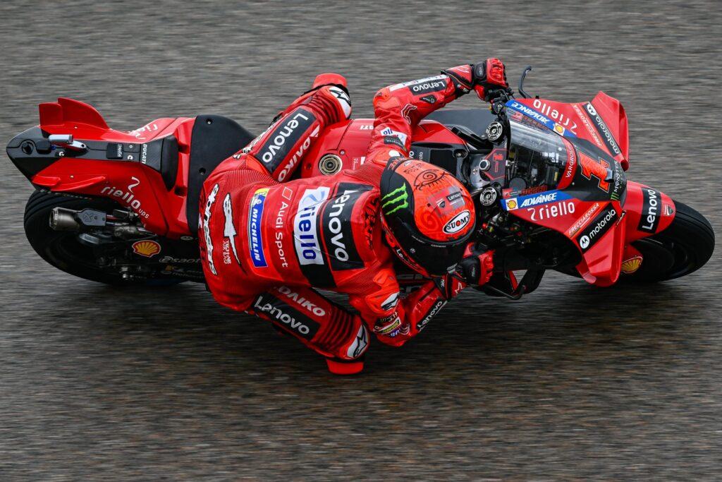 Bagnaia, vigente campeón de MotoGP con Ducati, ha ganado cuatro carreras este año, lo que ha supuesto para la marca italiana lograr un total de siete victorias en los ocho primeros Grandes Premios.