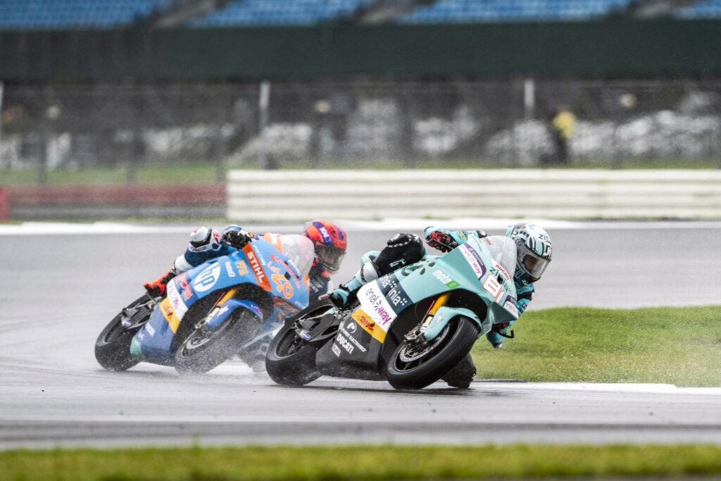 Jordi Torres tocando con la rodilla el asfalto a pesar de las difíciles condiciones de Silverstone el sábado.
