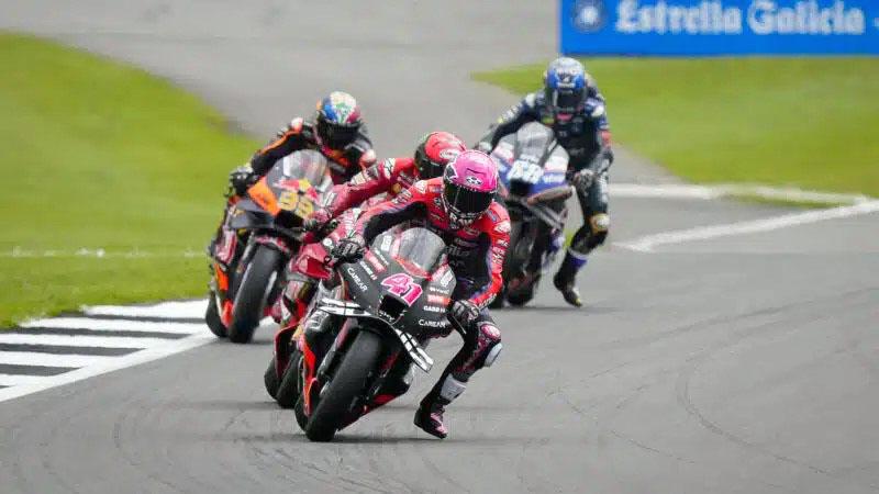 Aleix liderando el grupo en la última vuelta