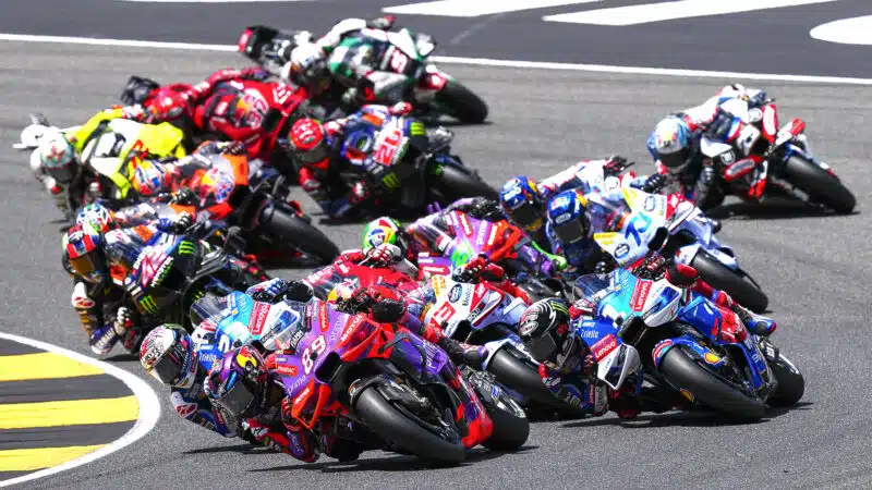 Fotografía de MotoGP Italia 2024 Martín lidera en la primera curva