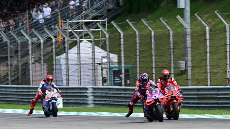 Fotografía MotoGP Malasia 2024 Martín peleando junto a Bagnaia