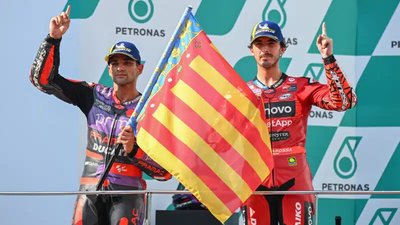 Fotografía MotoGP Malasia 2024 Ganador Bagnaia y Segundo Martín en el podio