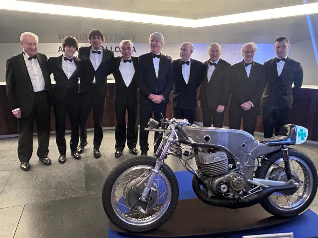Fotografía de conjunto Ossa 250 Gala Campeones FIM 2024