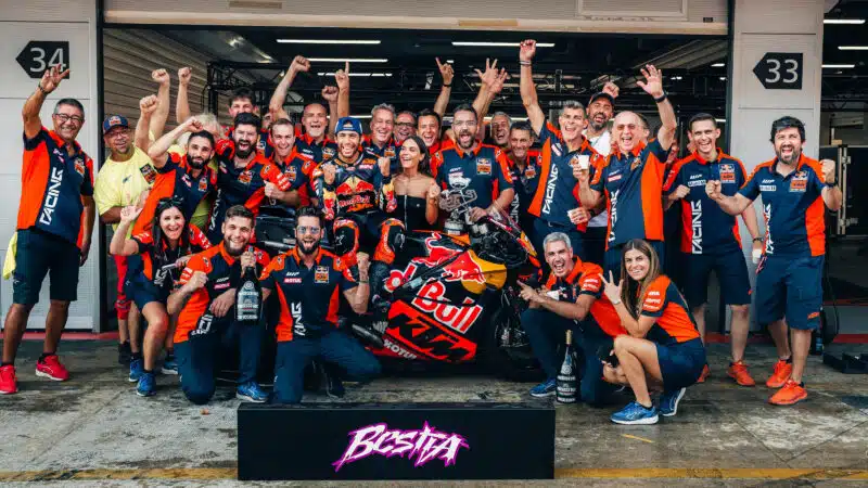 El primer podio con KTM de Bastianini culminó un fin de semana que empezó con el anuncio de que el exjefe de la F1, Gunther Steiner, tomará las riendas del equipo Tech3 a partir de 2026. Foto: Tech3